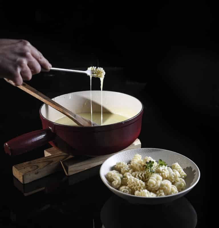 Fondue savoyarde servie au restaurant Le Montagnard à Saint-Martin-de-Belleville