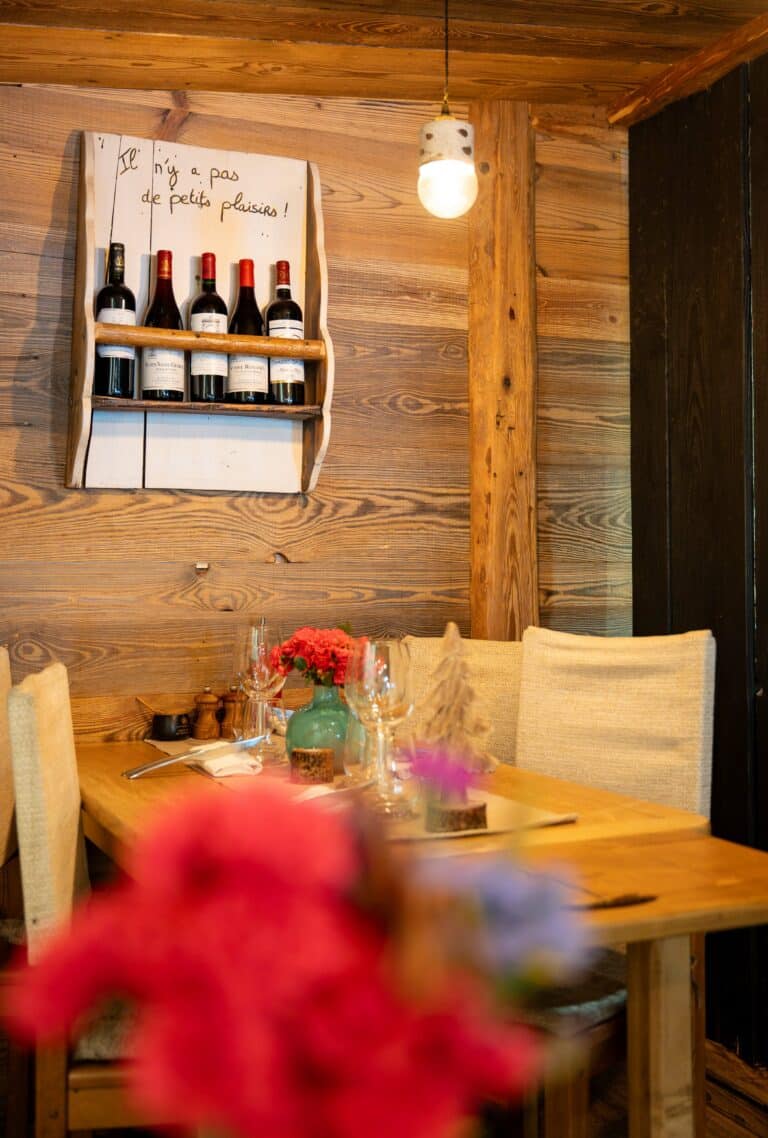 Table dressée dans la salle chaleureuse en bois du restaurant Le Montagnard à Saint-Martin-de-Belleville